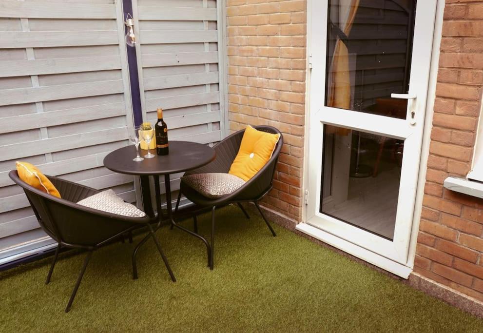 Stylish Studio Flat With Private Patio Lägenhet Bournemouth Exteriör bild